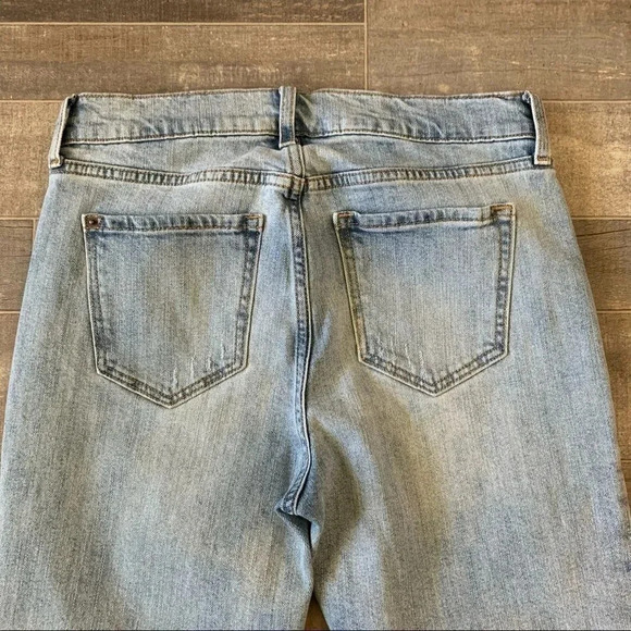 Old Navy Jeans Distressed Boyfriend Straight Leg Light Wash Size 4 Tall - Picture 7 of 10